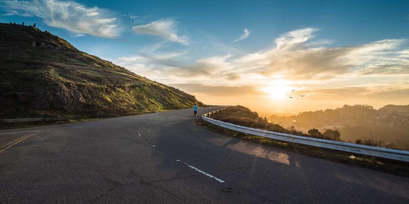 《最终幻想13》水晶神话世界观构建的得与失：线性叙事如何影响游戏攻略与玩家社区